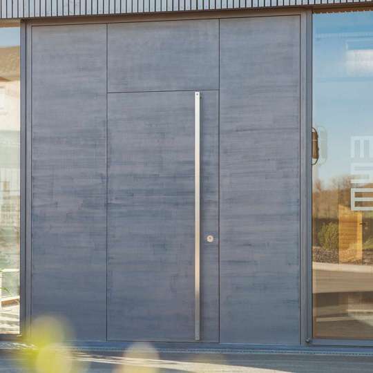Elegante Holz-Haustür mit Edelstahlgriff