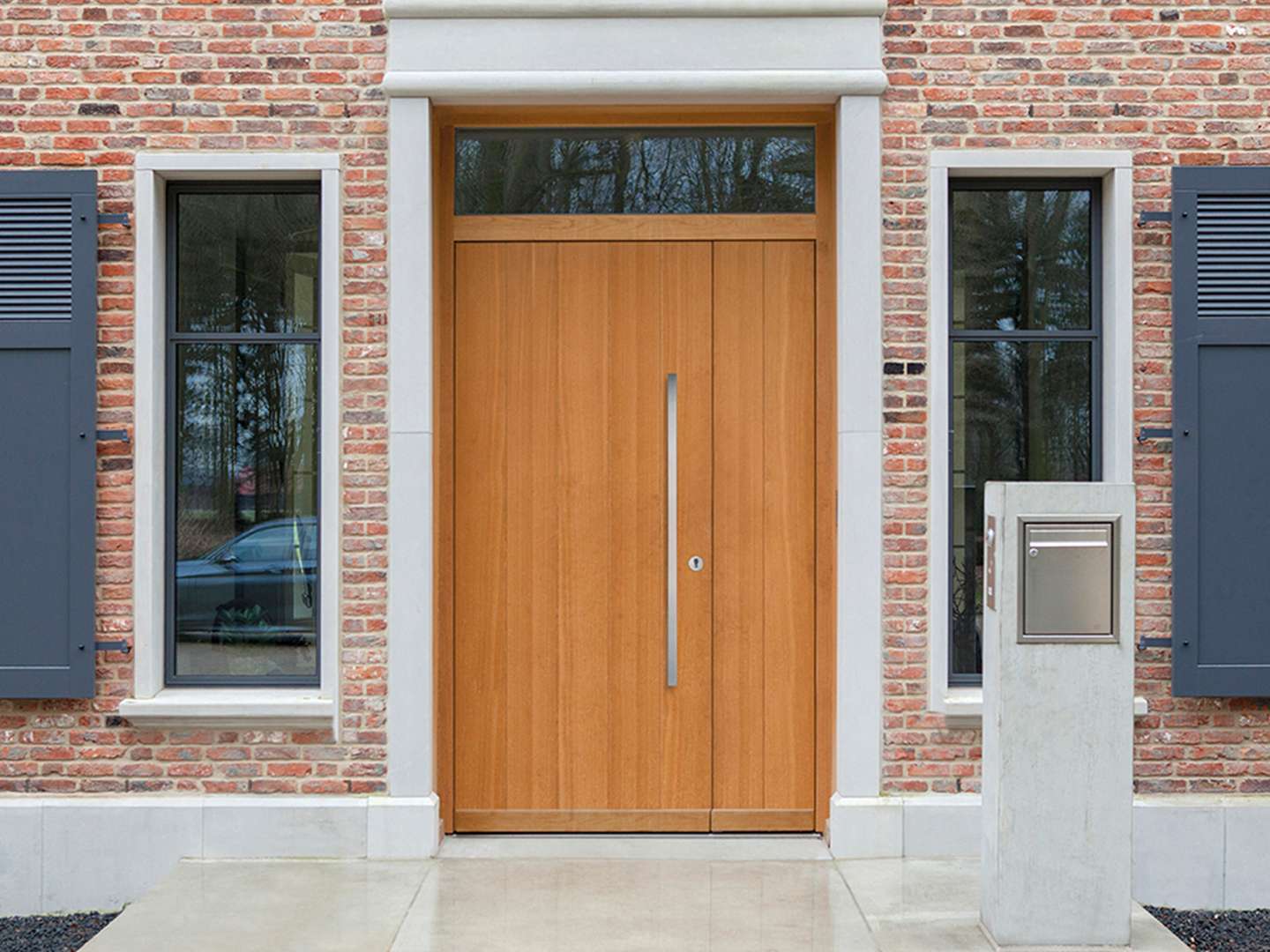 Massive moderne Haustür mit Stangengriff und Seitenteil